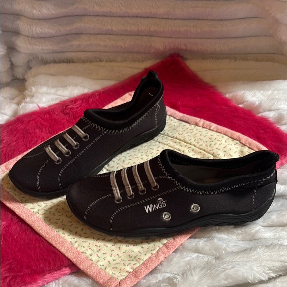 Wings Water Shoes Size 6 NWOT Black